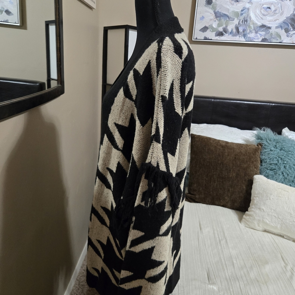 Stylish Black and Cream Women's Sweater With Fringe NWT By Ee: Some - Picture 2 of 7